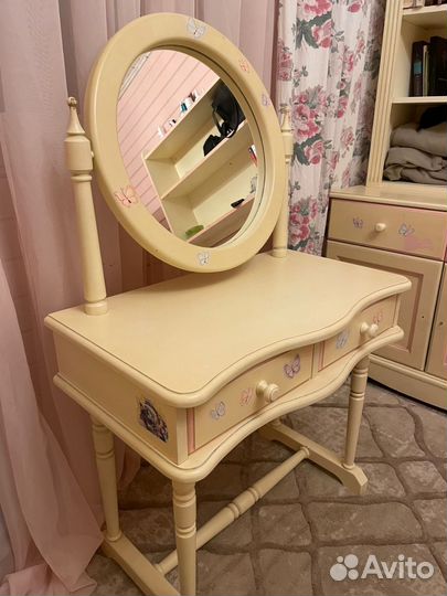 Туалетный столик с зеркалом