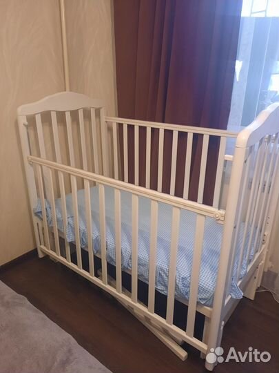 Детская кроватка с маятником