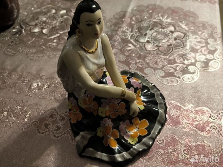 Фарфоровая статуэтка циганка СССР