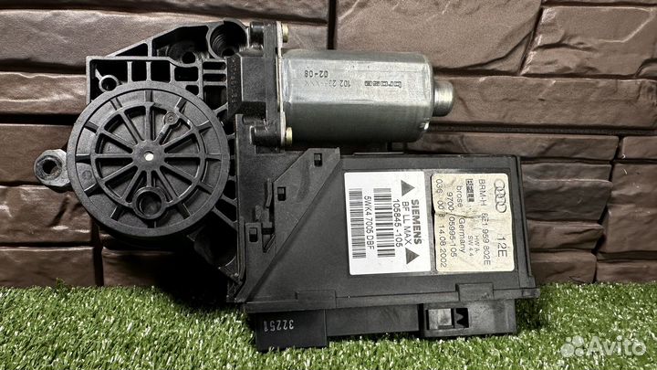 Моторчик стеклоподъемника audi A4 передний правый