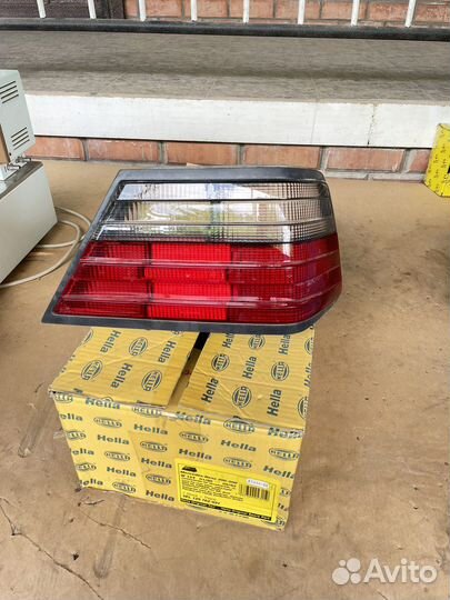 Стекло заднего фонаря правого Mercedes-Benz W124