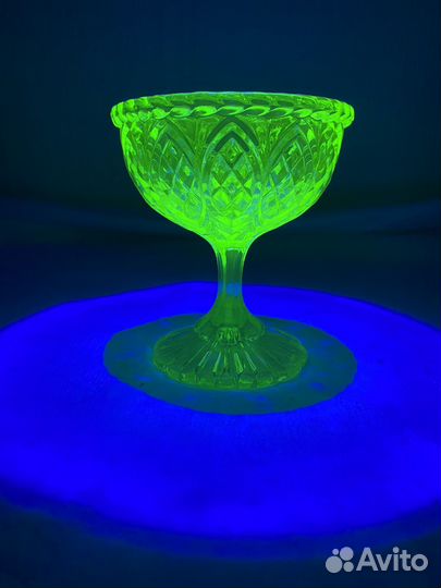 Ваза антикварная, урановое стекло