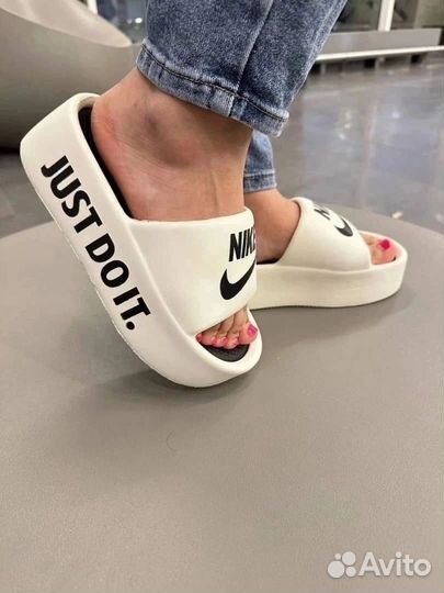 Шлепанцы Nike женские