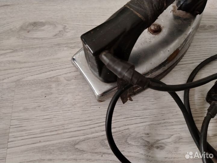 Чугунный советский утюг