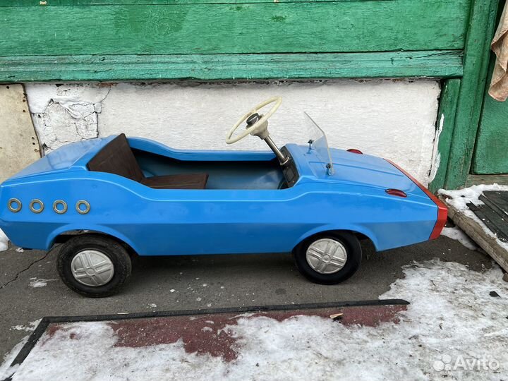 Педальная машинка