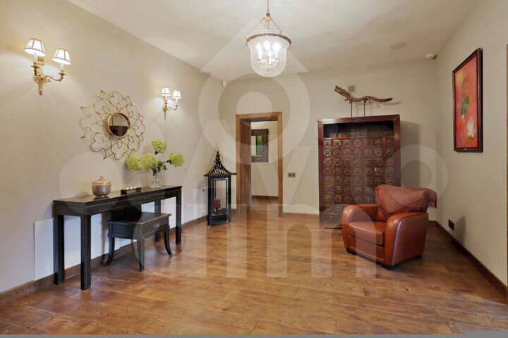 Дом 1000 м² на участке 15 сот.