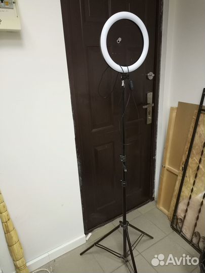 Кольцевая лампа со штативом (б/у)