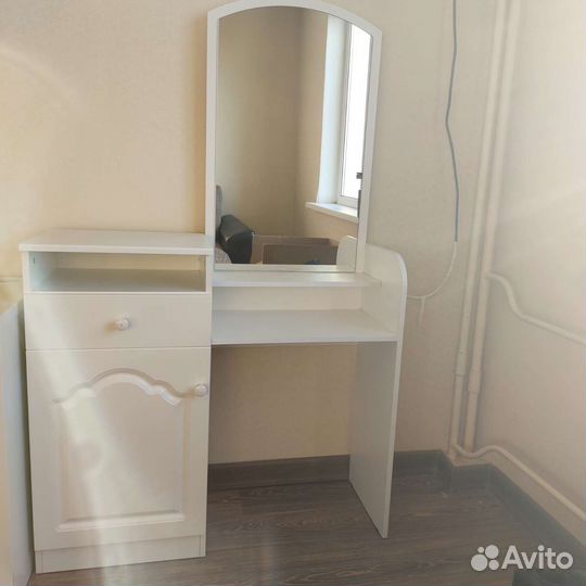 Туалетный стол с зеркалом 