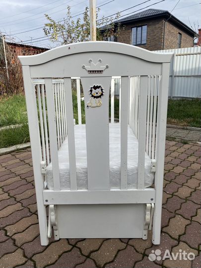 Детская кроватка с маятником