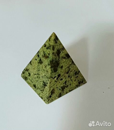 Пирамидка из змеевика