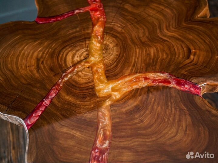 Журнальный столик из массива вяза и смолы