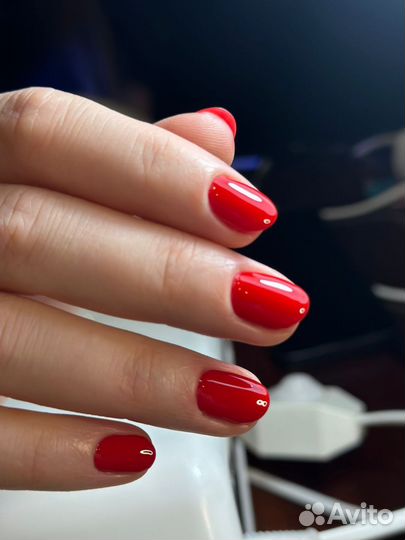 Модель на маникюр и педикюр с покрытием гель лак