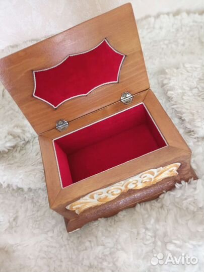 Деревянная шкатулка