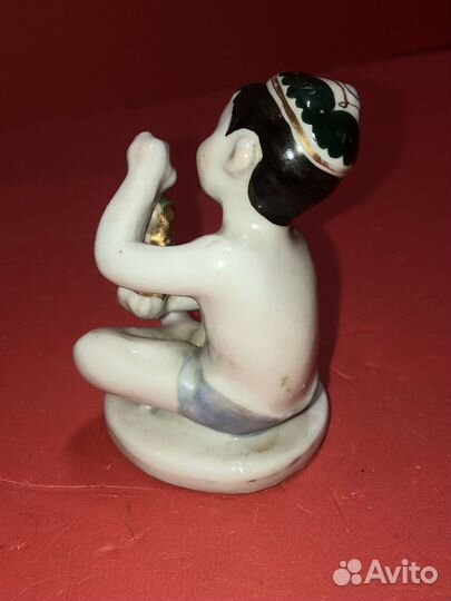 Фарфоровая статуэтка Мальчик с виноградом лфз