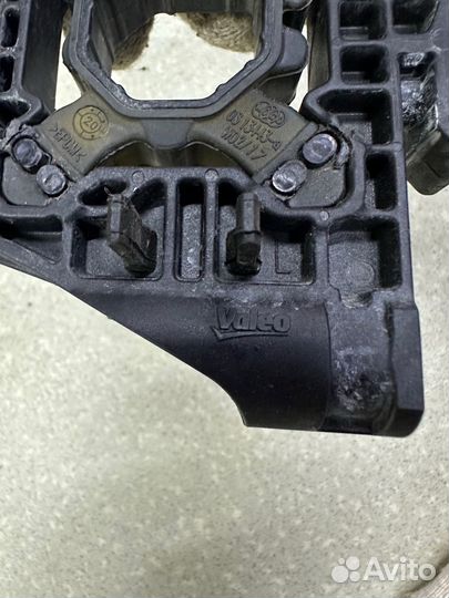 BMW Кронштейн крепления радиатора 17119895623