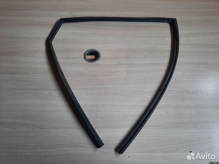 Уплотнитель стекла задний правой двери Toyota Auri