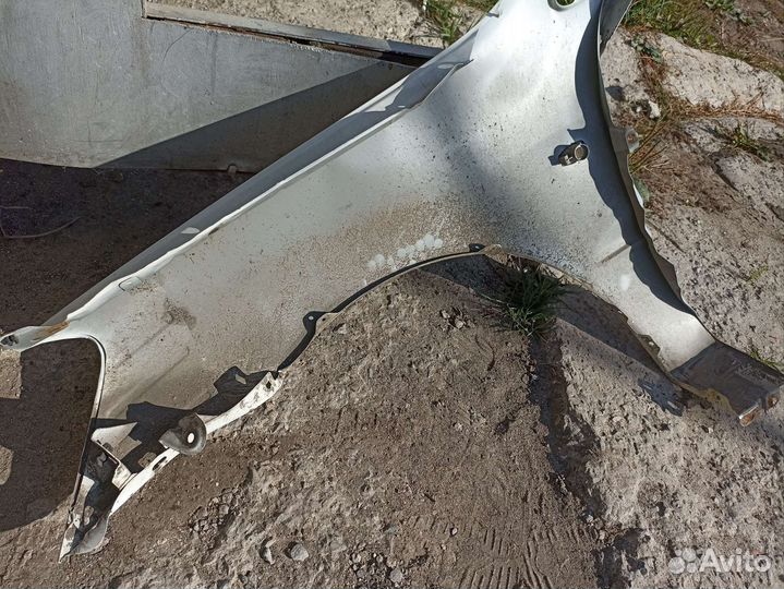 Переднее правое крыло на lancer 9