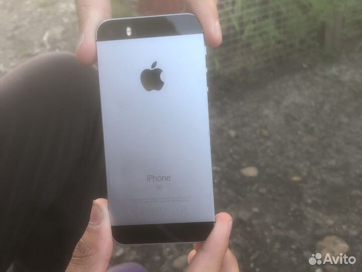 Телефон iPhone se 2016