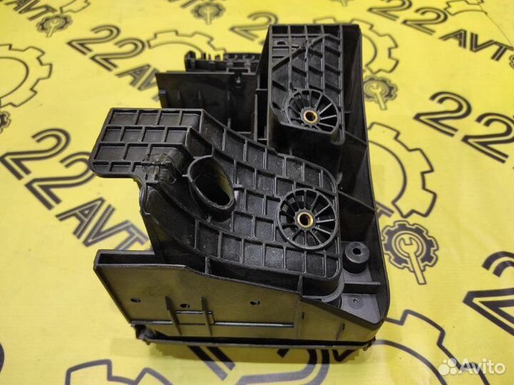 Блок предохранителей под капот Volkswagen Tiguan