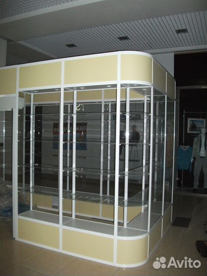 Торговый островок, стеклянные витрины