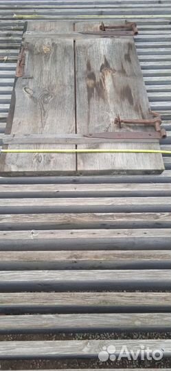 Дверь старинная с коваными петлями