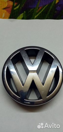 Эмблема volkswagen в решетку радиатора polo