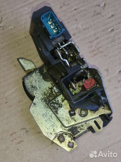 Замок двери задней bmw e34