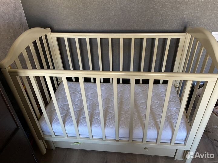 Детская кроватка с маятником и ящиком