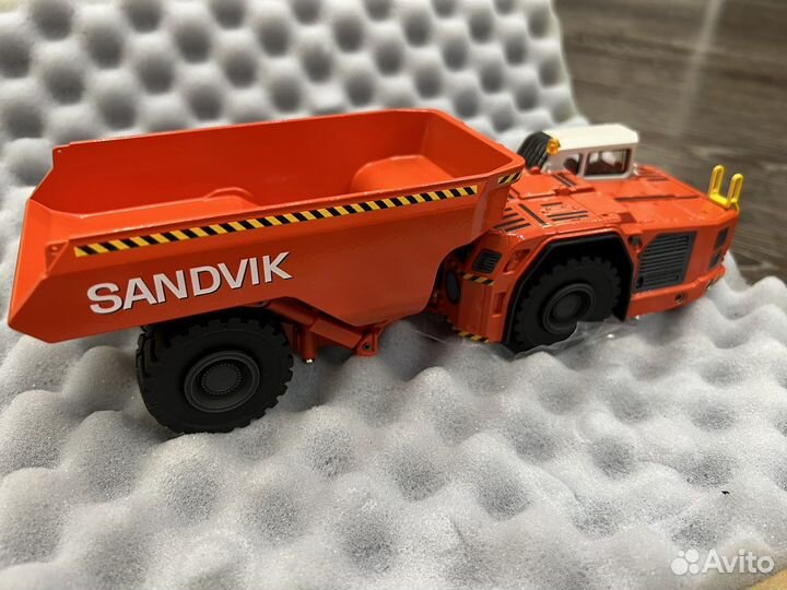 Модель подземный грузовик sandvik TH663