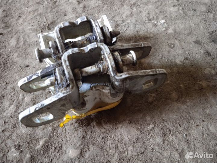 Петля двери задняя правая Nissan Terrano 3 F4RE410