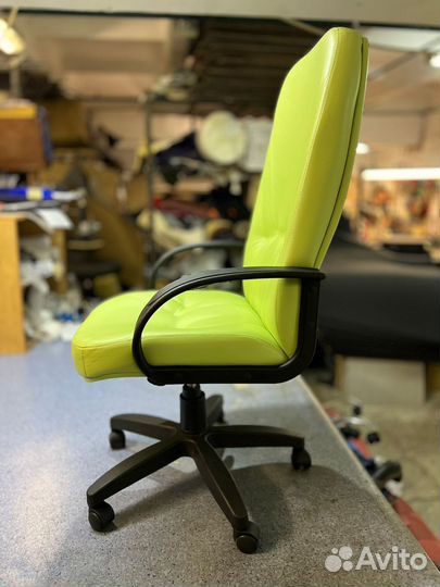Офисное кресло