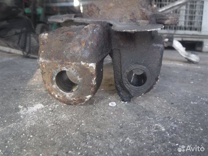 Кулак поворотный лев. перед. Volkswagen Passat