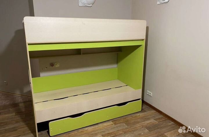 Кровать двухьярусная