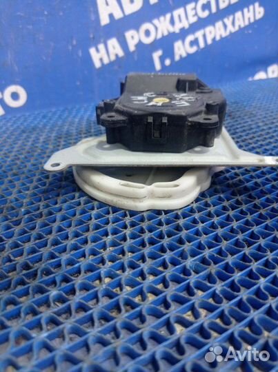 Моторчик заслонок отопителя Toyota Avensis седан