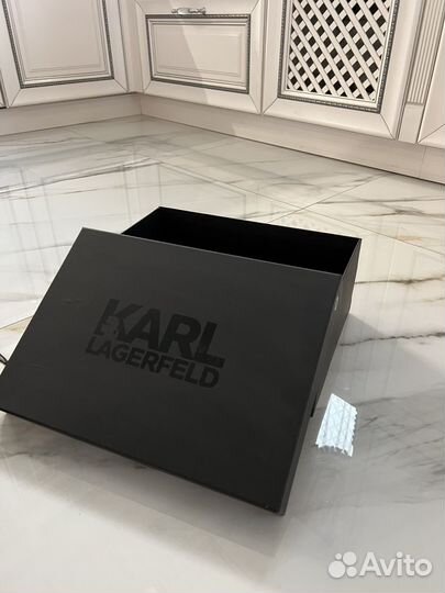Коробка Karl Lagerfeld и пыльник