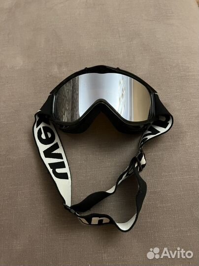 Горнолыжные очки и шлем