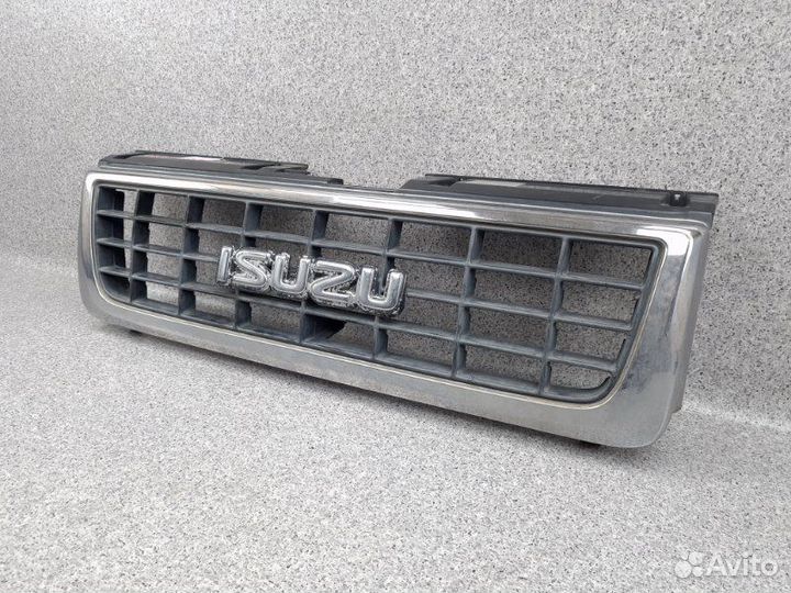 Решетка радиатора передняя Isuzu Bighorn UBS69GW