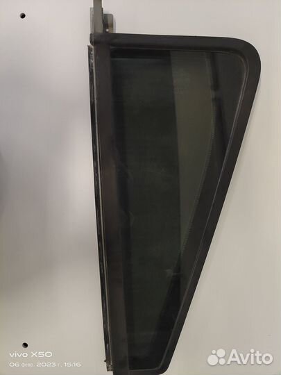 Стекло двери задней левой LR044701