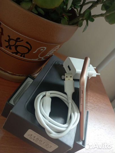 Телефон iPhone 8 Gold 64gb