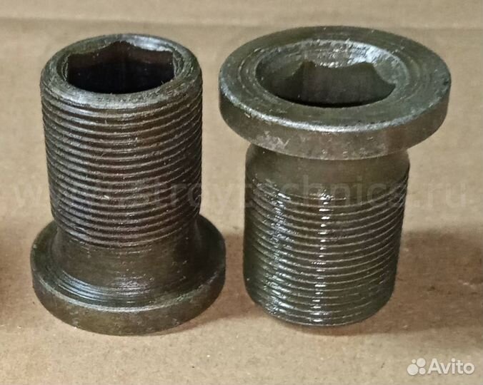 Болт-футорка (675-35-15)