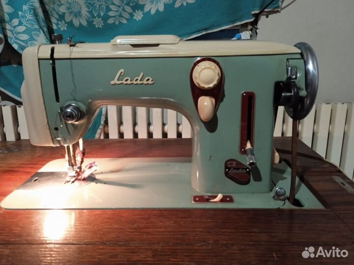 Швейная машина LADA