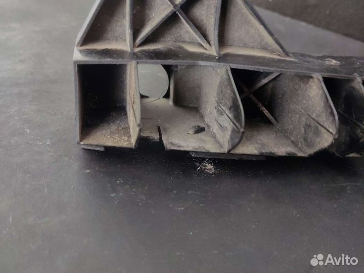 Кронштейн задний правый Avensis t250 универсал