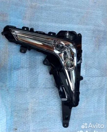 Правая фара (птф) на Lexus LX450/570 оригинал