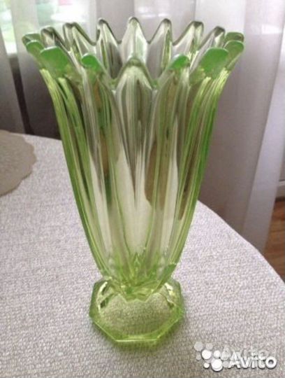 Ваза, тарелки урановое стекло