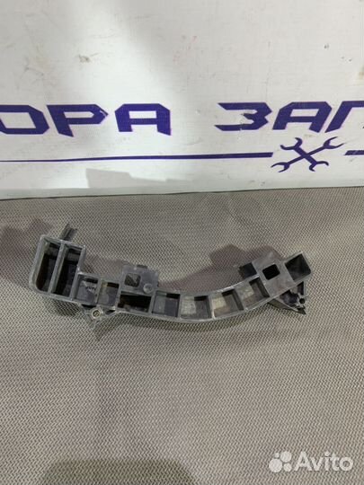 Кронштейн бампера переднего правый Toyota