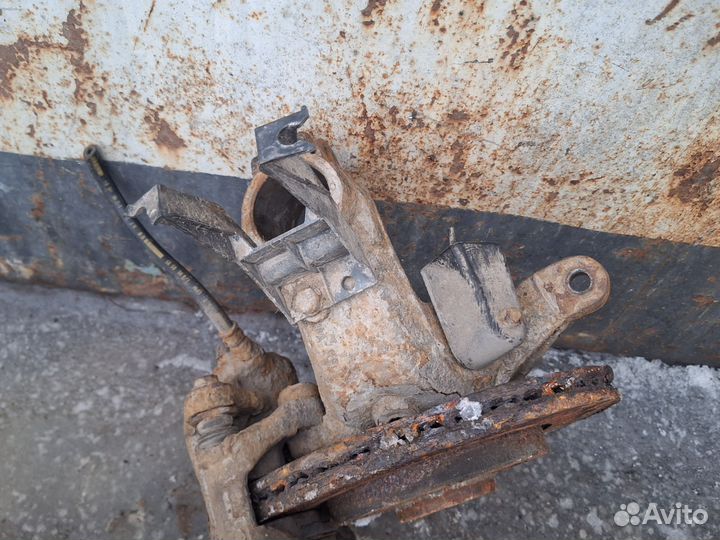 Поворотный левый кулак Peugeot 206 1.4 АКПП