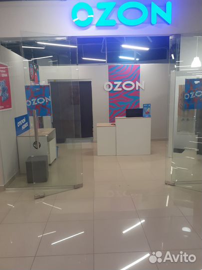 Сотрудник пункта выдачи озон