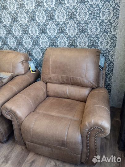 Кожаный диван с креслами.Новые