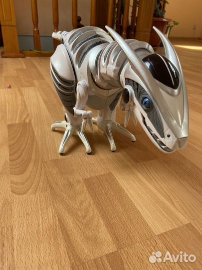 Робот динозавр