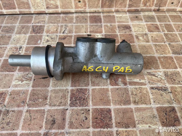 Главный тормозной цилиндр на Audi A6 C4